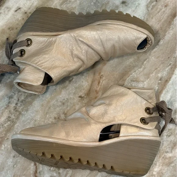 Women’s FLY LONDON Yema ivory pearl leather wedge sandals- Size 36 - Picture 7 of 11